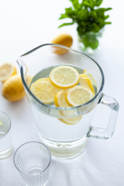 柠檬片放在装满水的透明罐子里